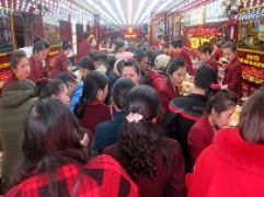 21h tối, khách vẫn tấp nập trong ngoài cửa hàng Kim Tín