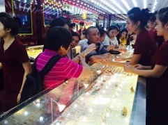 Bản tin thị trường vàng sáng 25.1: Đầu tuần khách mua vàng đông