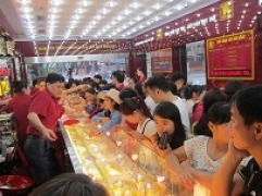 Bản tin thị trường vàng sáng 18.5: Giá vàng thế giới tăng trong nước giao động nhẹ