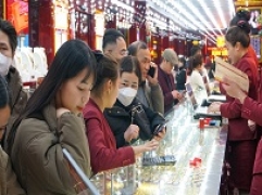 Thời điểm 6h: Người người, nhà nhà tấp nập đi mua vàng cầu may ngày vía thần tài   