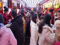 Thời điểm 12h trưa: Khách xếp hàng mua vàng đến quên ăn